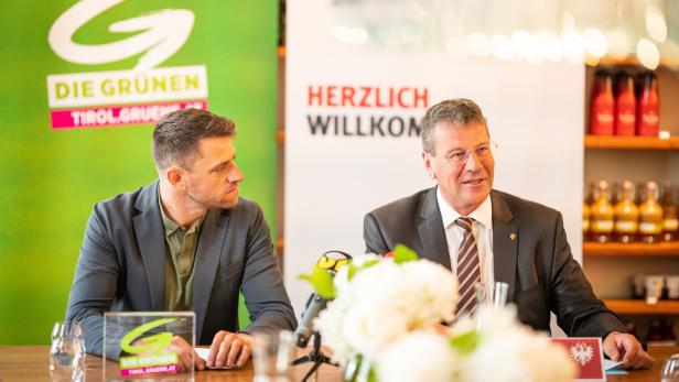 Gebi Mair (Grüne) und Jakob Wolf (ÖVP) bei einer Pressekonferenz in Innsbruck