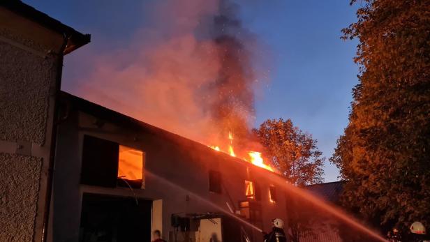 Feuer zerstörte Sonntagfrüh das Wirtschaftsgebäude eines Mostviertler Bauernhofs