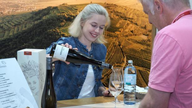 Ein Weinland in der Welt-Auslage mit edlen Tropfen aus Niederösterreich