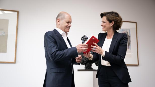 Geschenk für den Kanzler: Pamela Rendi-Wagner hatte für Olaf Scholz eine signierte Häupl-Biografie im Gepäck