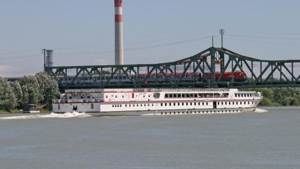 Schiff rammte Ostbahnbrücke: Verzögerungen im Bahnverkehr