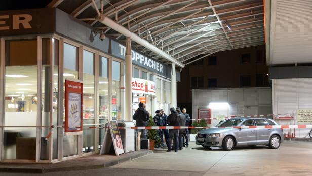 Bei einem Tankstellenüberfall am Dienstag in Innsbruck wurde ein Kunde mit einem Bauchschuss schwer verletzt.