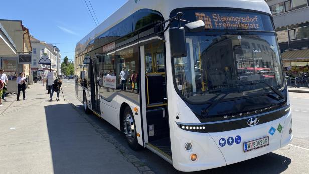 Ein Wasserstoff-betriebener Bus der Wiener Linien steht an einer Haltestelle.