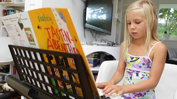 Sophie am Keyboard: "Die Entscheidung für das Implantat war richtig", sagen die Eltern heute. "Sophie ist glücklich und zufrieden"