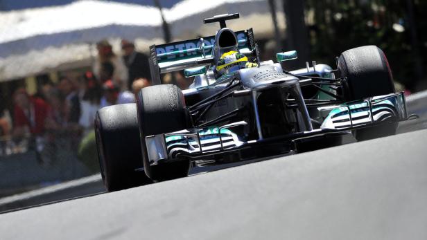 Ein Formel-1-Rennwagen von Mercedes rast auf einer Rennstrecke.