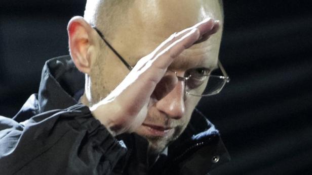 Ein Mann mit Brille schirmt seine Augen mit der Hand ab.