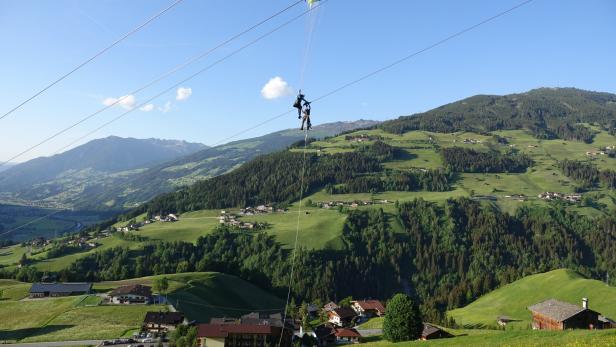 Rettungsaktion: Paragleiter hing in Tiroler Seilbahn fest