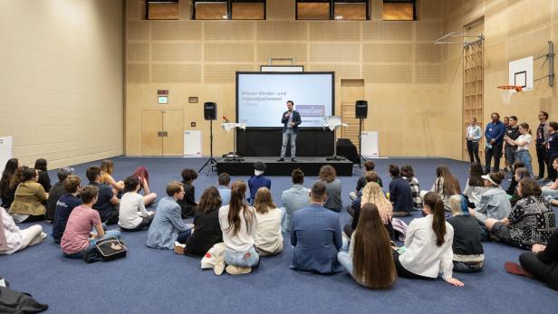 Vizebürgermeister Christoph Wiederkehr eröffnete das Jugendparlament