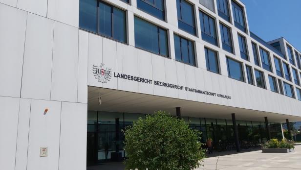 Das Landesgericht, Bezirksgericht und die Staatsanwaltschaft Korneuburg in einem modernen Gebäude.