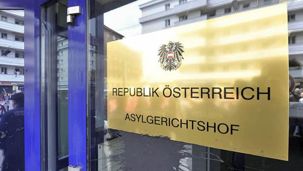 Afghanen übergossen sich vor Asylgericht mit Benzin