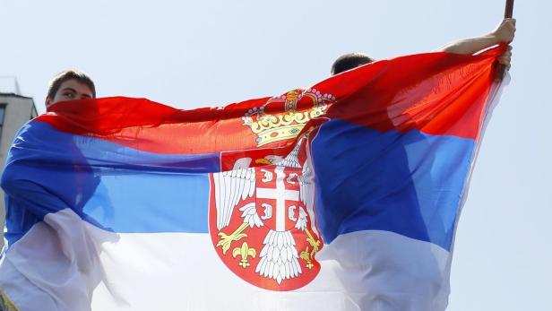 Demonstrators hold the Serbian flag during a protest against the agreement about the normalisation of relations between Serbia and Kosovo in Belgrade May 10, 2013. About 3,000 protesters took part in the rally in the centre of Belgrade, which was organised by Serbs from the north of Kosovo, who vowed not to accept the government&#039;s April 19 deal with the authorities in Pristina about predominantly Serb northern Kosovo. REUTERS/Marko Djurica (SERBIA - Tags: CIVIL UNREST POLITICS)