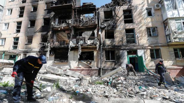 Zerstörter Wohnblock in der ukrainischen Stadt Mariupol