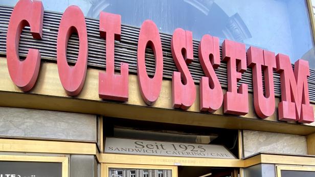 Das Colosseum, ein Café und Sandwich-Laden, mit Tagesangeboten auf Tafeln vor dem Eingang.