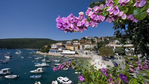 Ein kurzer Spaziergang entlang der Promenade führt vom Hotel &amp; Casa Valamar Sanfior ins kleine Zentrum von Rabac.