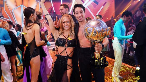 Zirkusartist René Casselly und Profitänzerin Kathrin Menzinger gewinnen "Let's Dance"