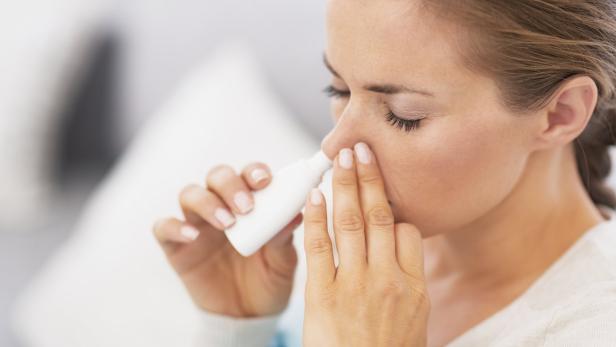 Im Test: Mit einem Nasenspray sollen Corona-Infizierte schneller genesen