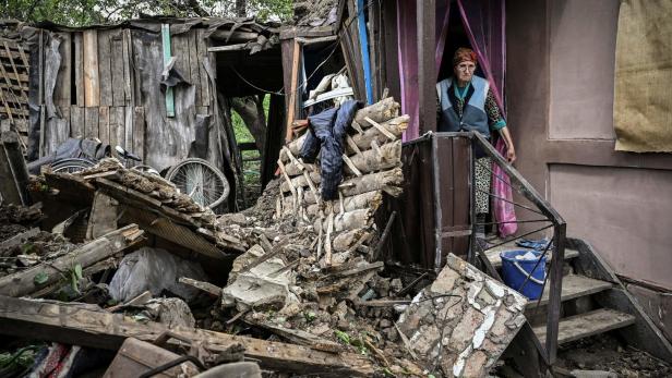 Ein zerstörtes Wohnhaus in Bakhmut im Donbass