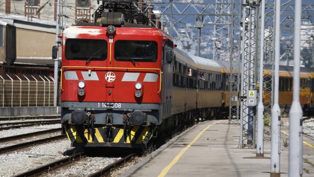 Der Zug in Kroatien braucht für 267 km lange Strecke fast 23 Stunden