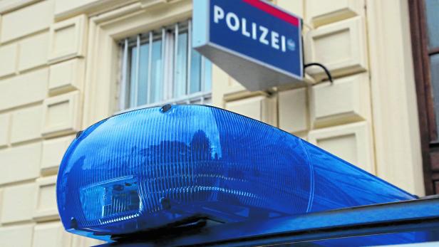 Mann stiehlt Auto und kracht damit gegen Garagenschranken