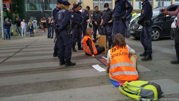 Klimaaktivistinnen blockierten erneut Hauptverkehrsadern in Wien