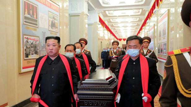 Nordkoreas Diktator als Sargträger bei Beerdigung