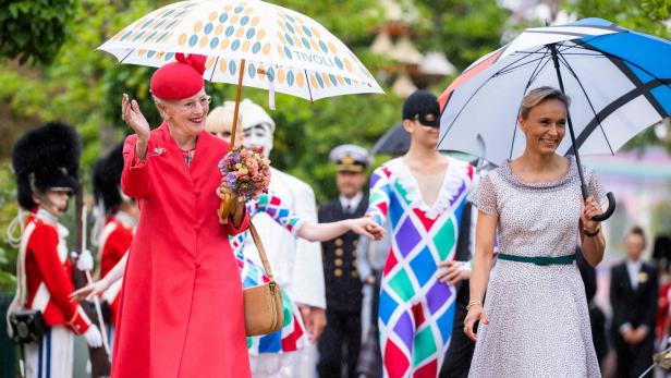 Königin Margrethe fröhlich bei den Feierlichkeiten zum 50. Thronjubiläum