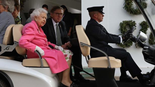 Queen besuchte Londoner Blumenschau im Golf-Buggy