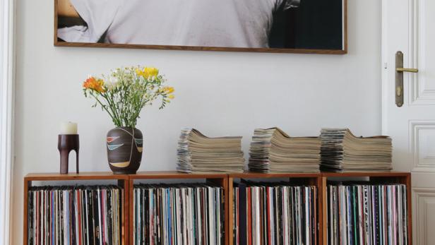 Dekorativ: Die Vinyl-Sammlung ist nicht nur was für's Ohr. Das Foto darüber ist von Elkes Mann Gerhard Schmolke.