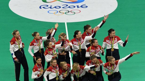Das russische Team der Rhythmischen Sportgymnastik feiert ihren Sieg bei den Olympischen Spielen 2016 in Rio.