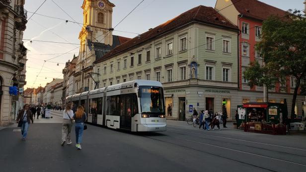 Fußgänger geriet am Grazer Hauptplatz unter die Straßenbahn - tot