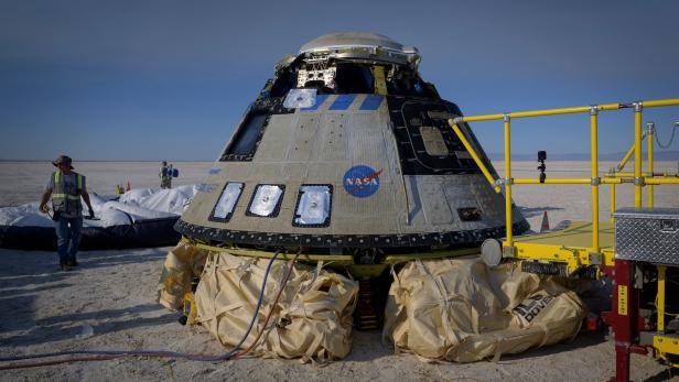 TOPSHOT-SPACE-US-BOEING-STARLINER-LANDING