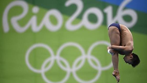 Ein männlicher Kunstspringer während eines Wettkampfs bei den Olympischen Spielen 2016 in Rio.