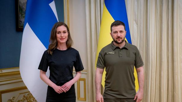 Finnlands Ministerpräsidentin Sanna Marin und der ukrainische Präsident Wolodimir Selenskij