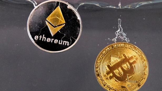 Ethereum und Bitcoin Münzen