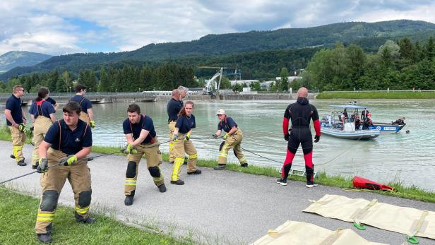 Bergung eines Kleintransporters aus der Salzach gescheitert