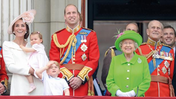 Mitglieder der königlichen Familie auf einem Balkon, darunter Königin Elisabeth II. und Prinz William.