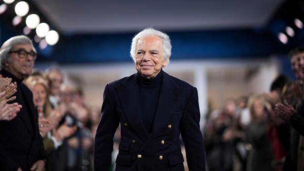 Ralph Lauren nimmt den Applaus des Publikums bei einer Modenschau entgegen.