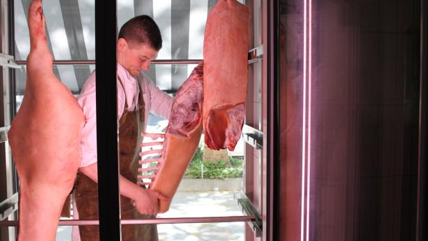 Fleischermeister Max Klaghofer verarbeitet das Fleisch, dann wird es als Wurst oder Leberkäse verkauft.