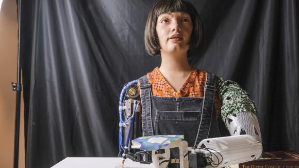 Humanoide Roboterkünstlerin malte Queen zu ihrem Thronjubiläum