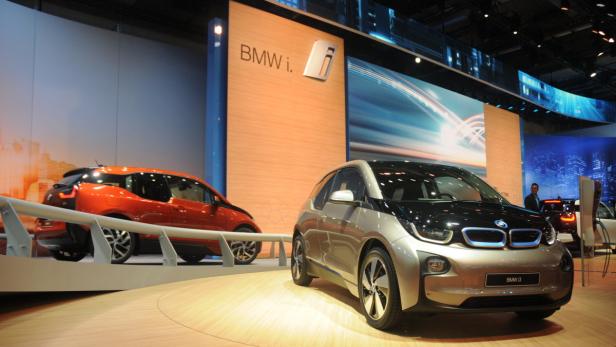 Zwei BMW i3 Modelle auf einer Automobilausstellung.