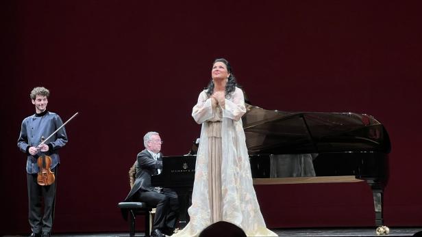 Anna Netrebko in der Scala - begleitet vom jungen italienischen Geiger Giovanni Andrea Zanon und vom schottischen Pianisten Malcolm Martineau