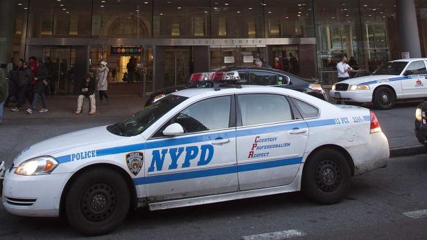 Ein Streifenwagen des NYPD steht vor dem Bellevue Hospital Center.