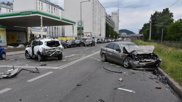 Alko-Lenker krachte am Handelskai in Fahrzeugkolonne: Sechs Verletzte
