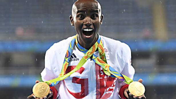 Mo Farah jubelt mit zwei Goldmedaillen um den Hals.