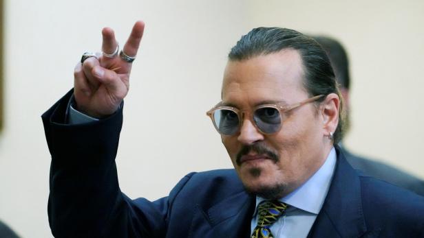 Johnny Depp lässt sich nach letztem Prozesstag feiern