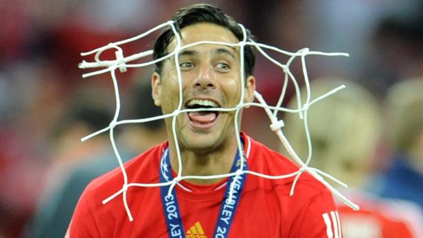 epa03717552 Bayern Munich&#039;s Claudio Pizarro kisses a piece of the net after winning the UEFA soccer Champions League final between Borussia Dortmund and Bayern Munich at Wembley stadium in London, Britain, 25 May 2013. Bayern won 2-1. EPA/ANDREAS GEBERT