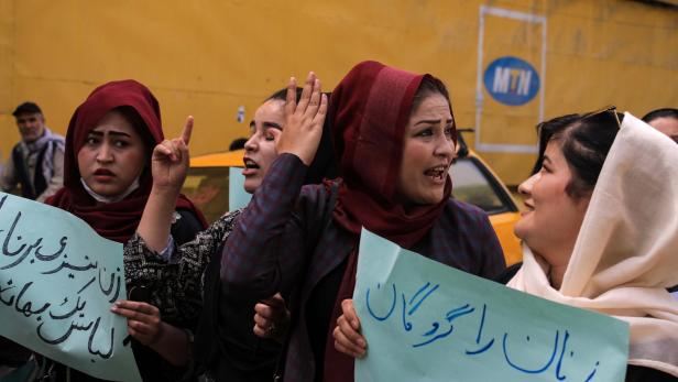 Gegen die Taliban: Frauen in Kabul gehen auf die Straße