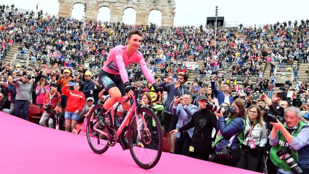 Am Ziel: Nun hat der Giro auch einen australischen Sieger, Jai Hindley sei Dank