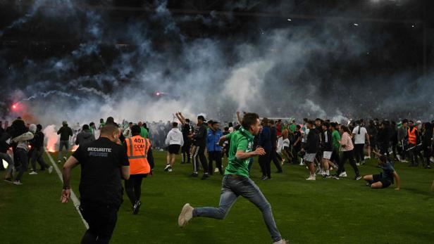 Platzsturm, Raketen, Böller: Fans von Saint-Etienne drehen völlig durch