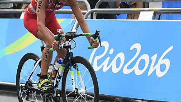 Eine Triathletin fährt bei den Olympischen Spielen in Rio 2016 Rad.